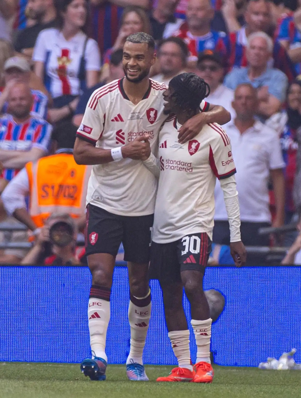 关于拜仁慕尼黑迎荷甲关键赛集结日达拉斯独行侠备战社区盾，利物浦怒砍46分直接炸裂的信息